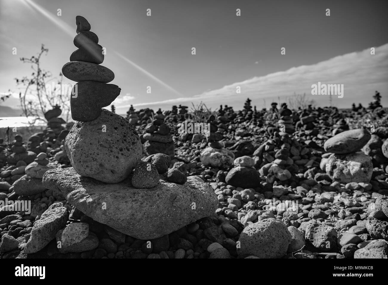 Des pierres empilées, cairns, pyramides, Playa del Castillo, Puerto de la Cruz, Tenerife, Espagne Banque D'Images