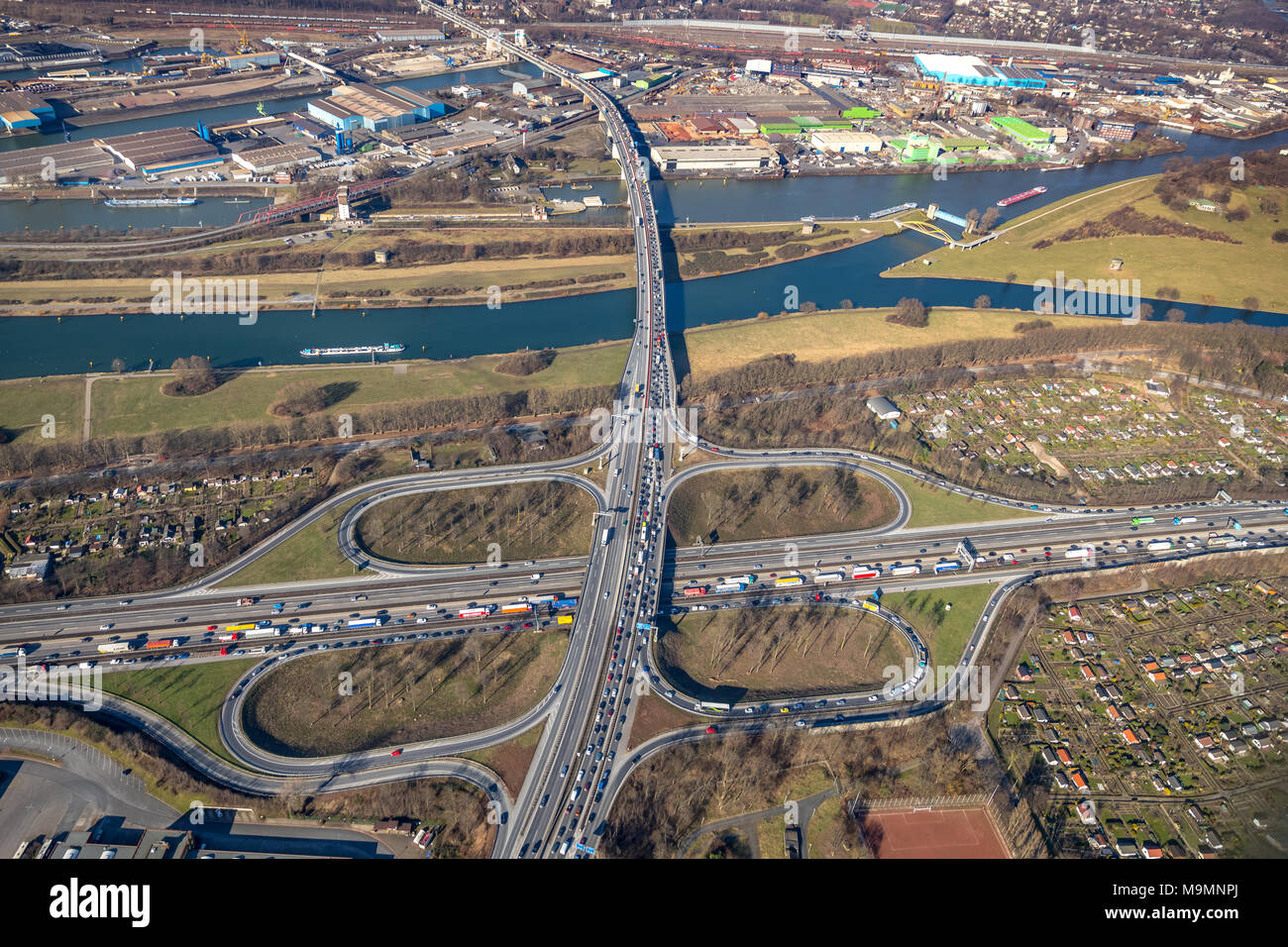 Vue aérienne de l'autoroute, l'autoroute A59 et Duisburg autoroute A40 au Canal Rhein-Herne, Duisbourg, Rhénanie du Nord-Westphalie Banque D'Images