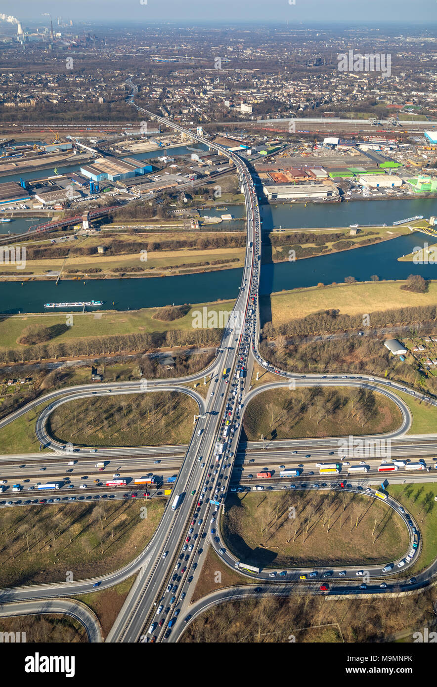 Vue aérienne de l'autoroute, l'autoroute A59 et Duisburg autoroute A40 au Canal Rhein-Herne, Duisbourg, Rhénanie du Nord-Westphalie Banque D'Images