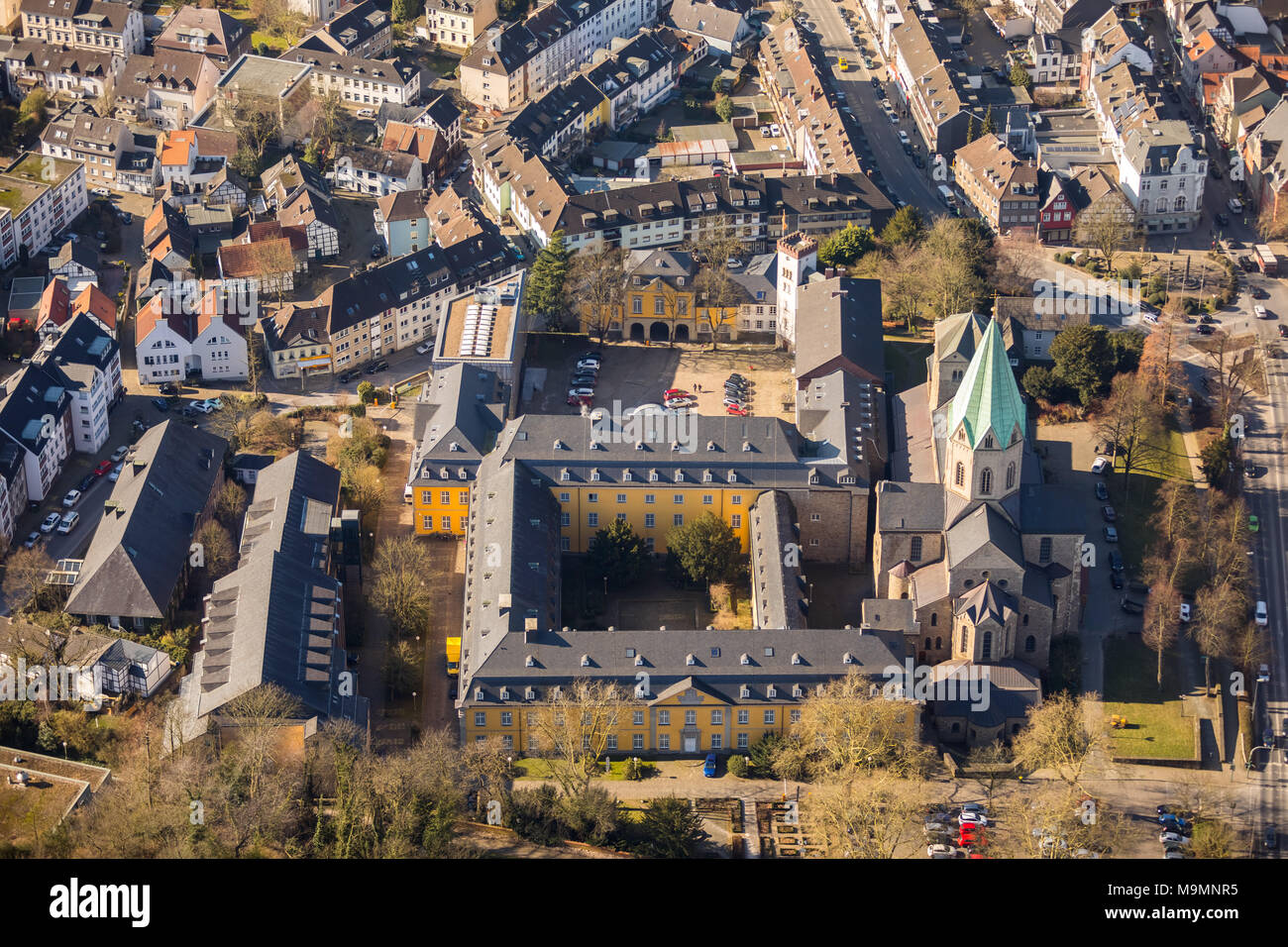 Vue aérienne, Université des Arts Folkwang avec Basilique Saint Ludgerus, Essen-Werden, Essen, Rhénanie du Nord-Westphalie, Allemagne Banque D'Images