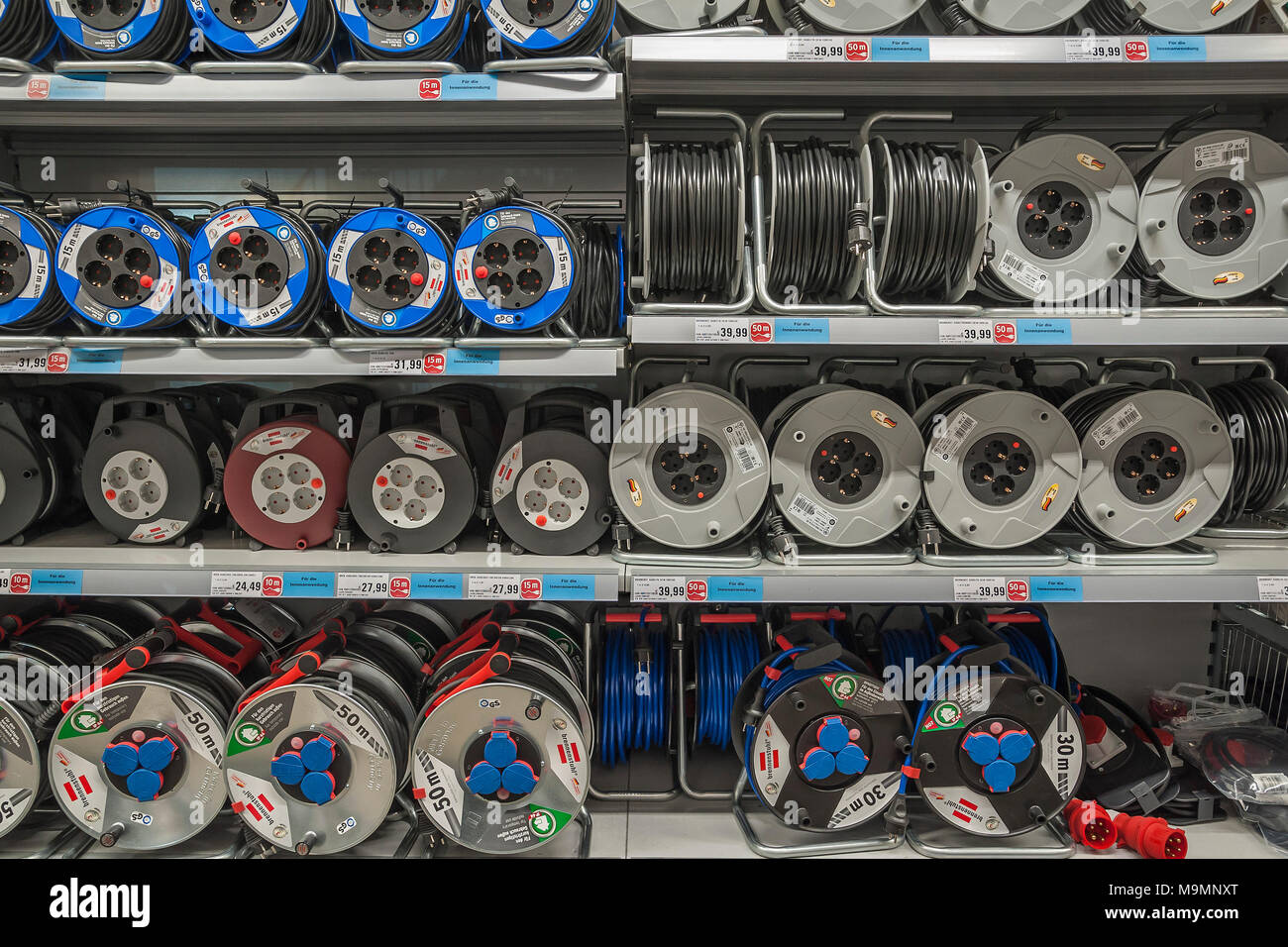 L'équipement électrique, l'étagère avec cable drums, magasin de matériel informatique, de l'intérieur, Bavière, Allemagne Banque D'Images