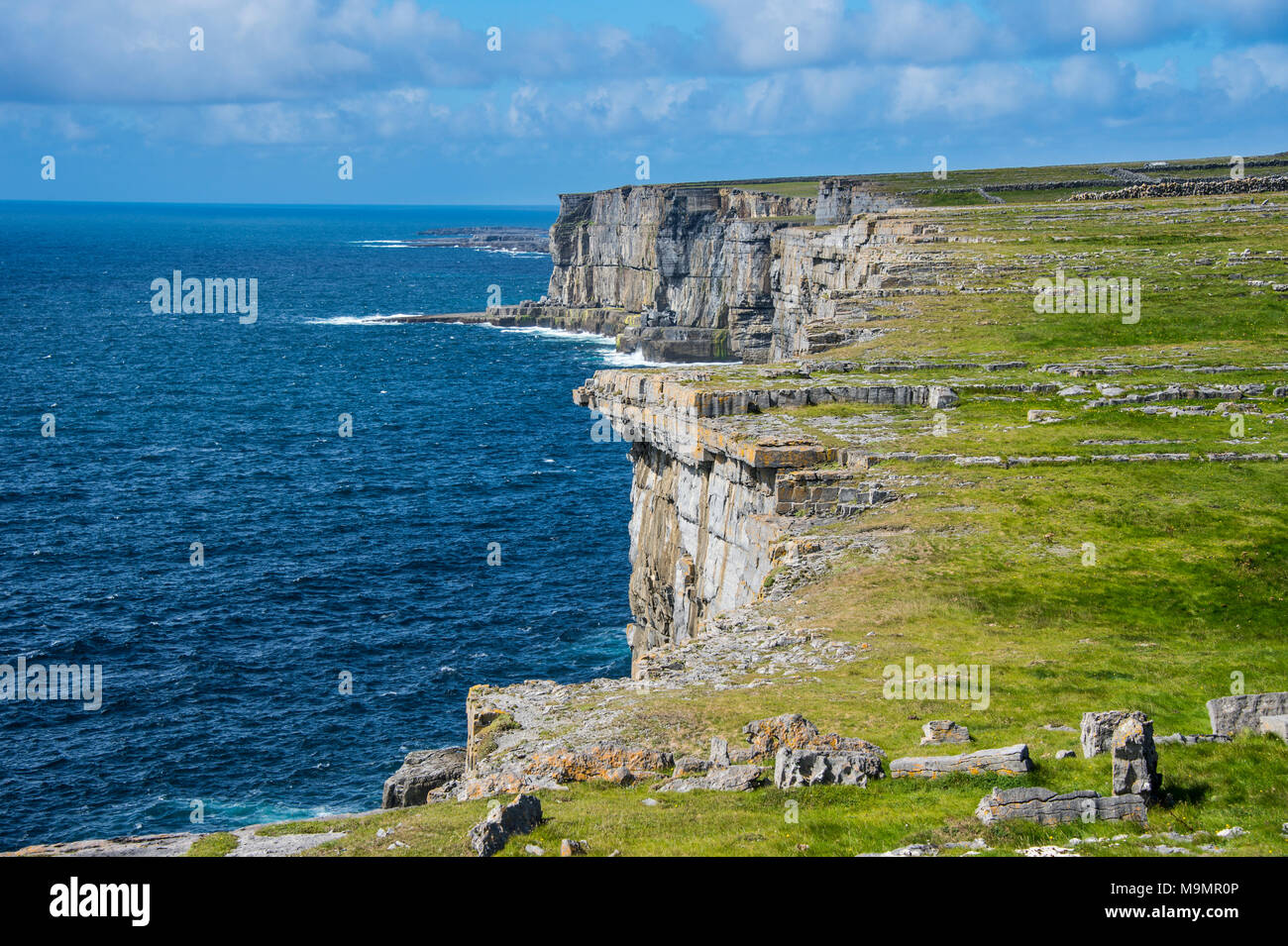 Falaises rocheuses de Árainn, les îles d'Aran, Irlande Banque D'Images