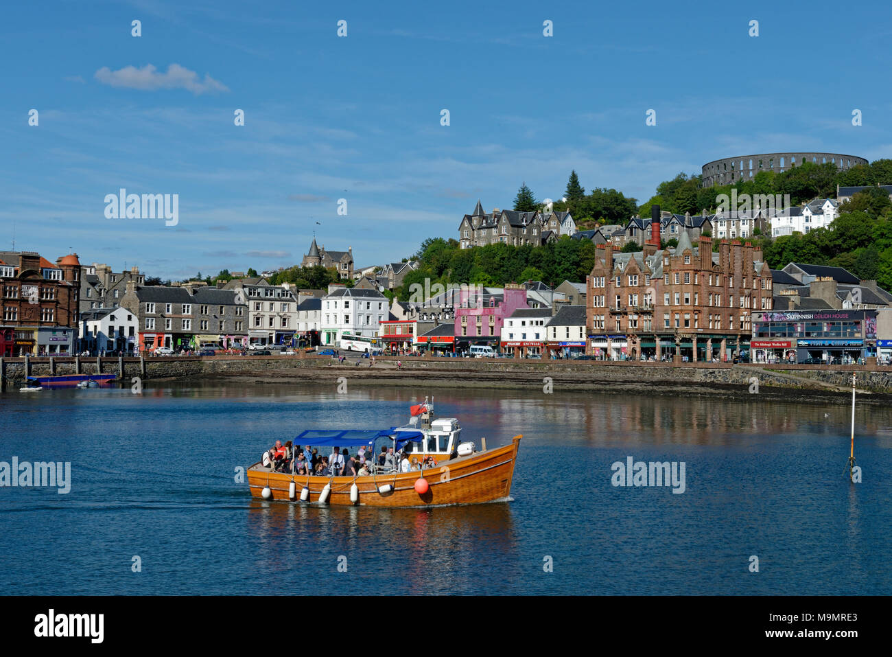 Port et centre ville avec la tour McCaig, Oban, Argyll and Bute, Ecosse, Grande-Bretagne Banque D'Images