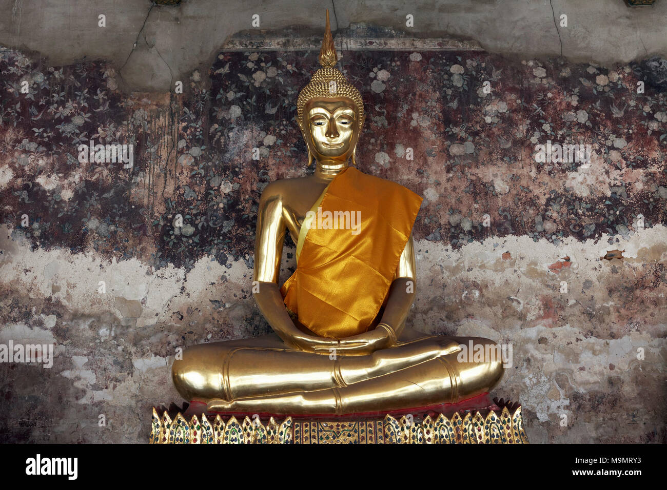 Golden Buddha statue en posture de méditation, sur socle décoré, Phra Rabieng Kot, Wat Suhtat, temple royal, Phra Nakhon Banque D'Images