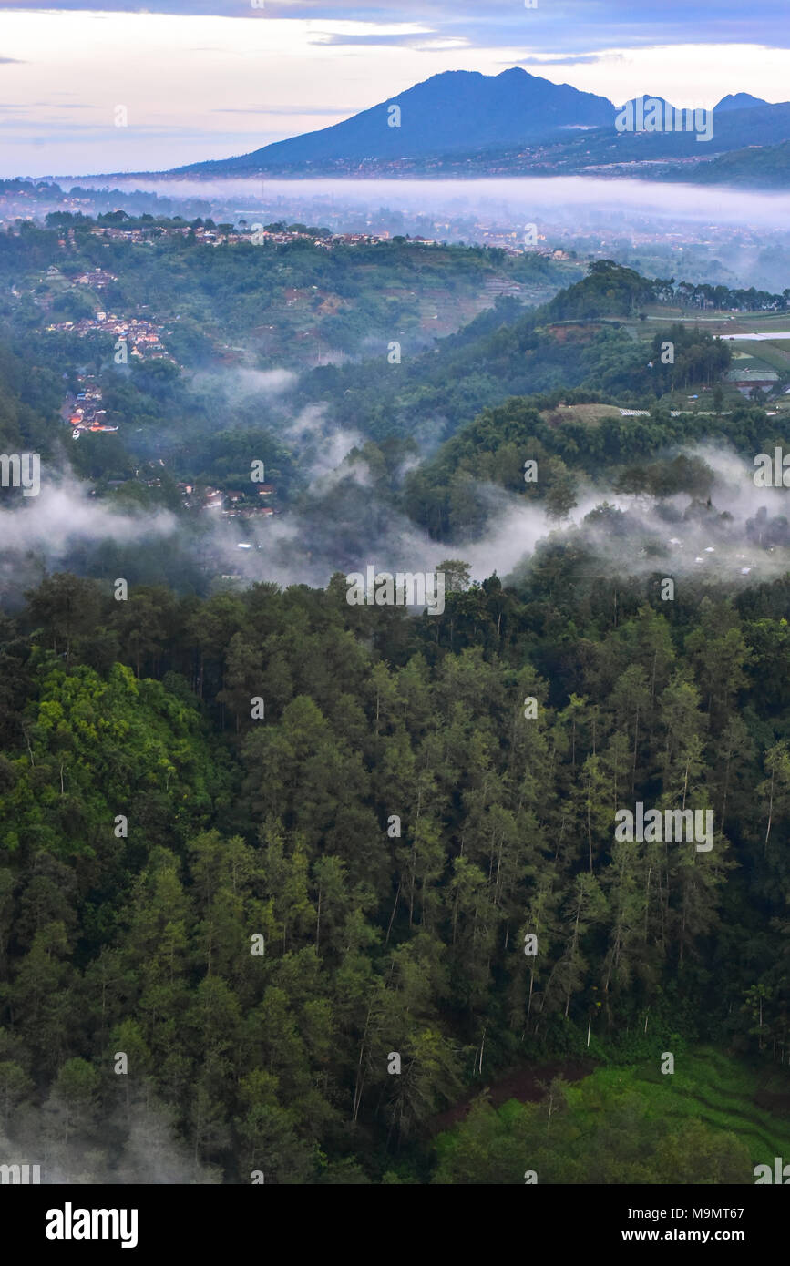 Burangrang Lembang Mount, problème, et la ville de Lembang dans la partie nord de Bandung, bassin de l'Ouest de Java, en Indonésie. Banque D'Images