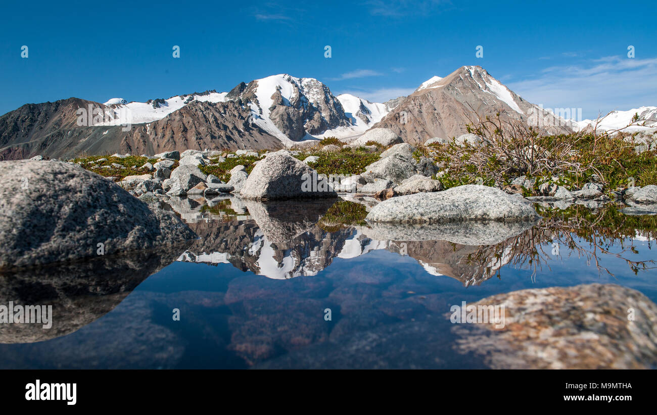 Lac avec les montagnes de l'Altaï à l'arrière, la Mongolie Banque D'Images