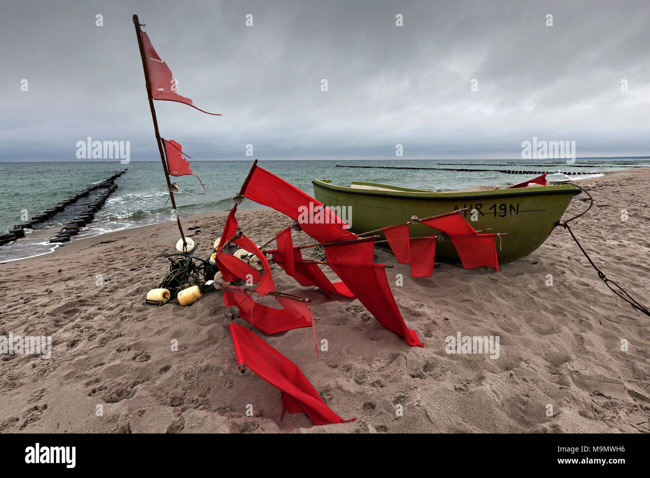 Petit bateau de pêche et de bouées avec un drapeau rouge sur la plage, centre, Ahrenshoop Fischland-darss-Zingst Banque D'Images