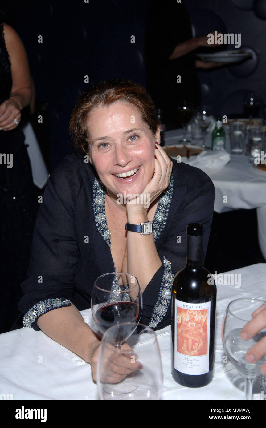 SMG   061007 Sopranos Recap.JPG ((COUVERTURE EXCLUSIVE) ) TOUTES LES PHOTOS PRISES 2005-2007 EN FLORIDE USA ( fichier photos) MIAMI BEACH - juin, 10, 2007 : Couverture exclusive (Les Sopranos) est une série télévisée américaine créée par David Chase et diffusées à l'origine sur le réseau HBO. Le spectacle s'articule autour de New Jersey mafia boss Tony Soprano et les difficultés auxquelles il fait face alors qu'il tente d'équilibrer les exigences souvent contradictoires de sa vie familiale et de l'organisation criminelle qu'il dirige. La série stars, entre autres, James Gandolfini, Lorraine Bracco, Edie Falco, et Michael Imperioli. L Banque D'Images