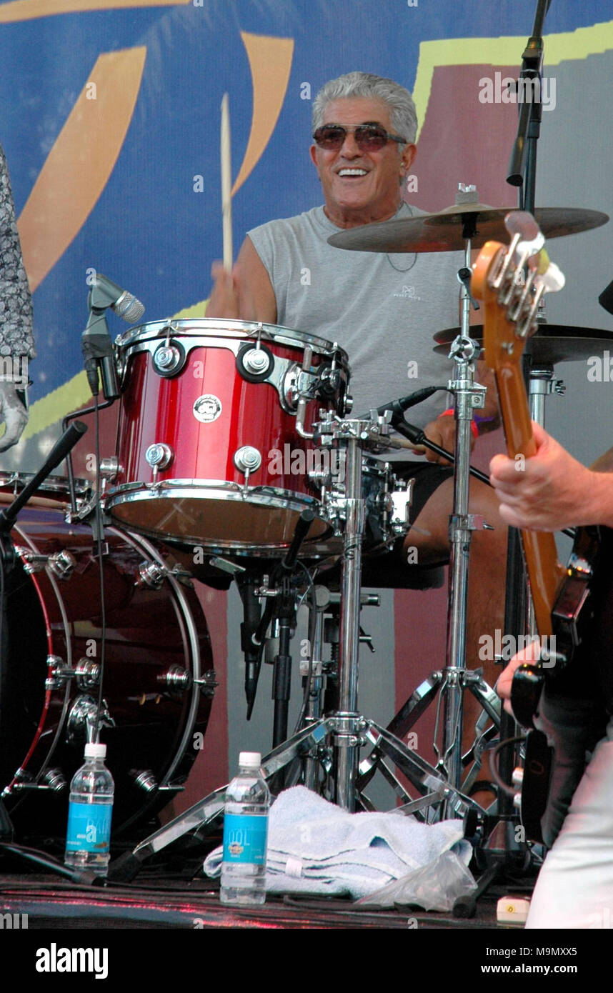 SMG   061007 Sopranos recap 18.JPG TOUTES LES PHOTOS PRISES 2005-2007 EN FLORIDE USA ( fichier photos) MIAMI BEACH - juin, 10, 2007 : The Sopranos est une série télévisée américaine créée par David Chase et diffusées à l'origine sur le réseau HBO. Le spectacle s'articule autour de New Jersey mafia boss Tony Soprano et les difficultés auxquelles il fait face alors qu'il tente d'équilibrer les exigences souvent contradictoires de sa vie familiale et de l'organisation criminelle qu'il dirige. La série stars, entre autres, James Gandolfini, Lorraine Bracco, Edie Falco, et Michael Imperioli. Le salon dispose d'un grand jeté et plusieurs états Banque D'Images