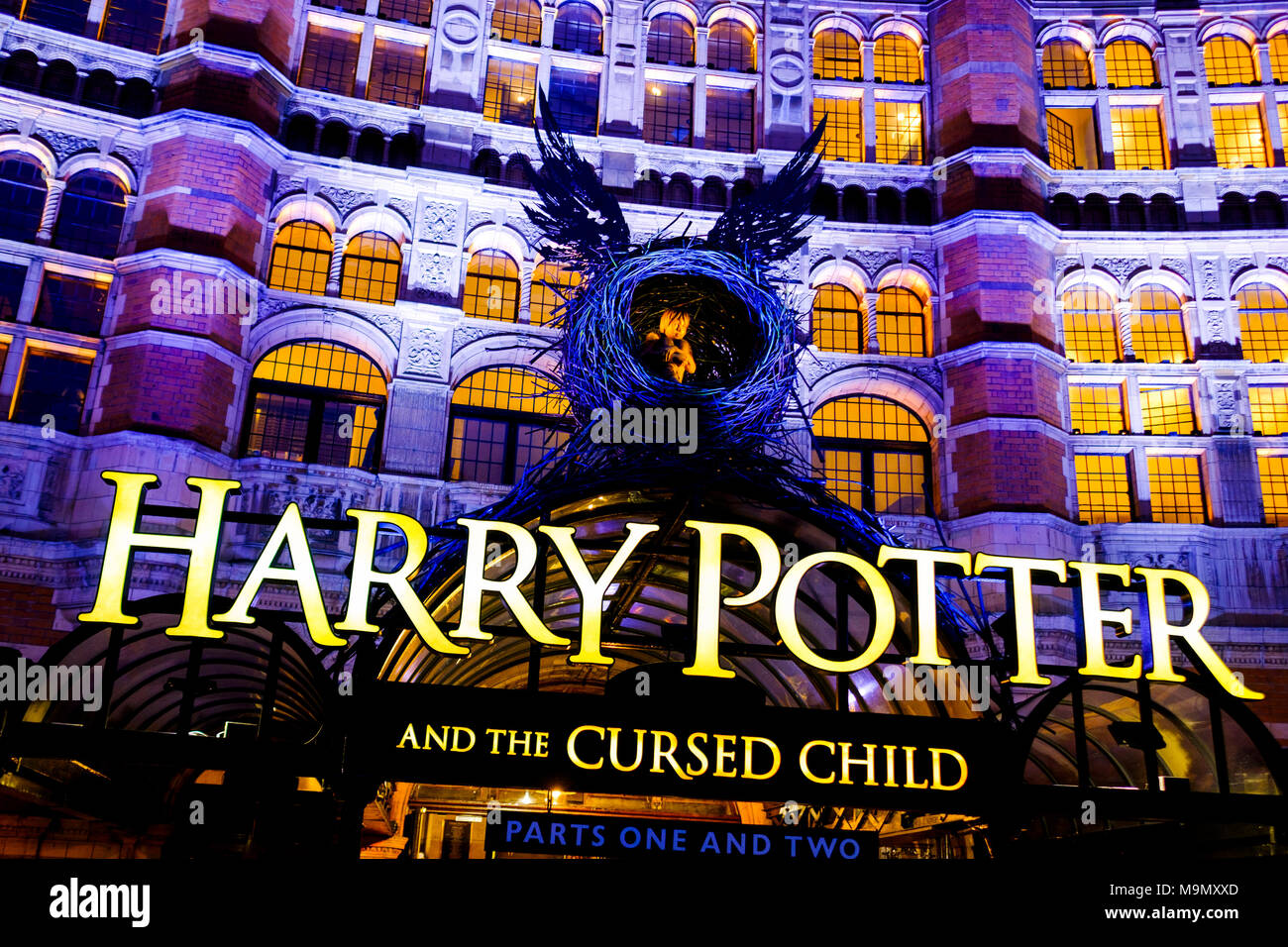 Allumé en façade du Palace Theatre avec la publicité pour jouer Harry Potter, West End, Londres, Grande-Bretagne Banque D'Images