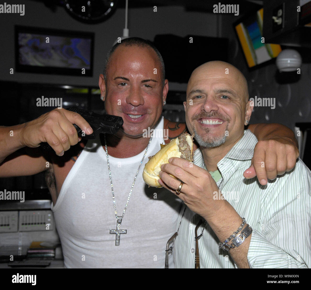 SMG   061007 Sopranos recap 31.JPG (COUVERTURE EXCLUSIVE) TOUTES PHOTOS PRISES 2005-2007 EN FLORIDE USA ( fichier photos) MIAMI BEACH - juin, 10, 2007 : Couverture exclusive (Les Sopranos) est une série télévisée américaine créée par David Chase et diffusées à l'origine sur le réseau HBO. Le spectacle s'articule autour de New Jersey mafia boss Tony Soprano et les difficultés auxquelles il fait face alors qu'il tente d'équilibrer les exigences souvent contradictoires de sa vie familiale et de l'organisation criminelle qu'il dirige. La série stars, entre autres, James Gandolfini, Lorraine Bracco, Edie Falco, et Michael Imperioli. Le s Banque D'Images