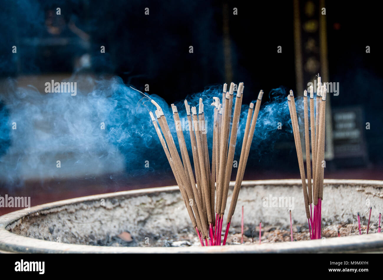 Encens à l'entrée de la pagode Thien Mu à Hue, Vietnam Banque D'Images