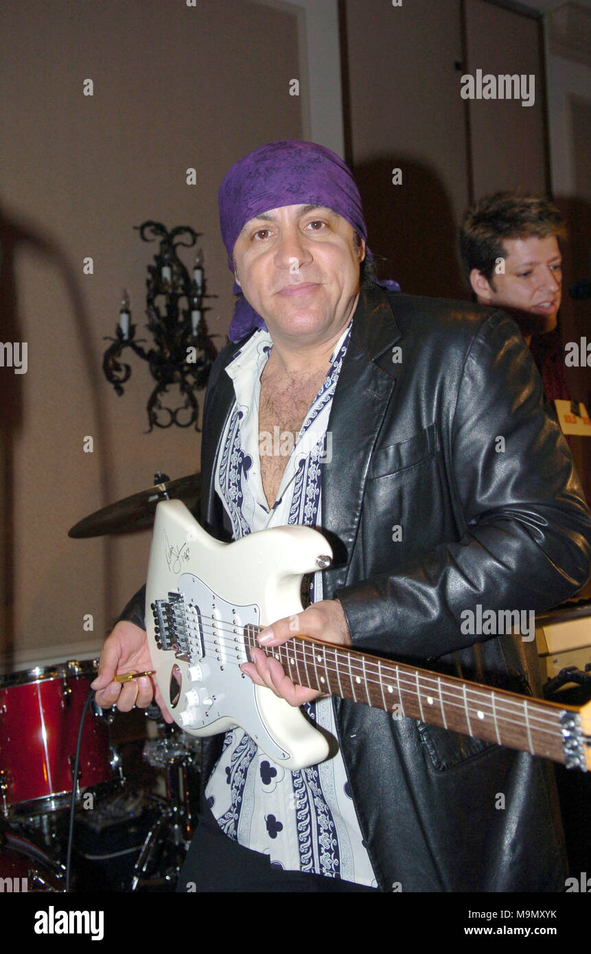 SMG   061007 Sopranos recap 47.JPG TOUTES LES PHOTOS PRISES 2005-2007 EN FLORIDE USA ( fichier photos) MIAMI BEACH - juin, 10, 2007 : The Sopranos est une série télévisée américaine créée par David Chase et diffusées à l'origine sur le réseau HBO. Le spectacle s'articule autour de New Jersey mafia boss Tony Soprano et les difficultés auxquelles il fait face alors qu'il tente d'équilibrer les exigences souvent contradictoires de sa vie familiale et de l'organisation criminelle qu'il dirige. La série stars, entre autres, James Gandolfini, Lorraine Bracco, Edie Falco, et Michael Imperioli. Le salon dispose d'un grand jeté et plusieurs états Banque D'Images