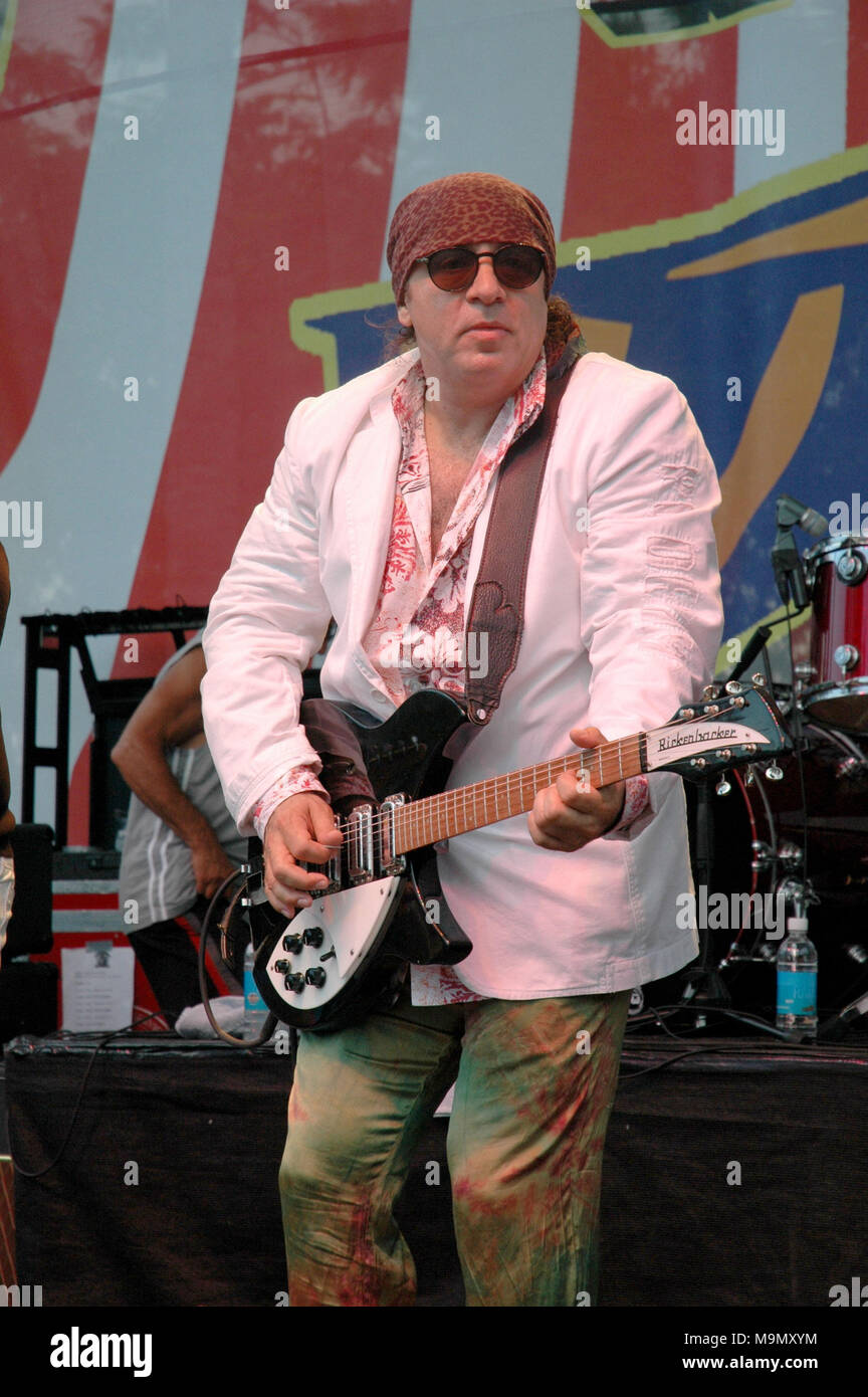 SMG   061007 Sopranos recap 48.JPG TOUTES LES PHOTOS PRISES 2005-2007 EN FLORIDE USA ( fichier photos) MIAMI BEACH - juin, 10, 2007 : The Sopranos est une série télévisée américaine créée par David Chase et diffusées à l'origine sur le réseau HBO. Le spectacle s'articule autour de New Jersey mafia boss Tony Soprano et les difficultés auxquelles il fait face alors qu'il tente d'équilibrer les exigences souvent contradictoires de sa vie familiale et de l'organisation criminelle qu'il dirige. La série stars, entre autres, James Gandolfini, Lorraine Bracco, Edie Falco, et Michael Imperioli. Le salon dispose d'un grand jeté et plusieurs états Banque D'Images