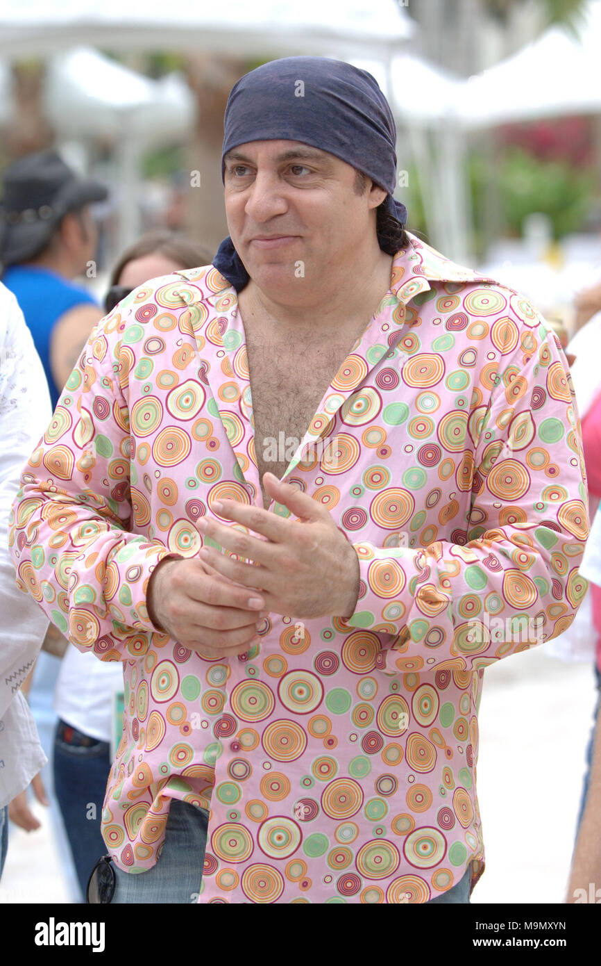 SMG   061007 Sopranos recap 49.JPG TOUTES LES PHOTOS PRISES 2005-2007 EN FLORIDE USA ( fichier photos) MIAMI BEACH - juin, 10, 2007 : The Sopranos est une série télévisée américaine créée par David Chase et diffusées à l'origine sur le réseau HBO. Le spectacle s'articule autour de New Jersey mafia boss Tony Soprano et les difficultés auxquelles il fait face alors qu'il tente d'équilibrer les exigences souvent contradictoires de sa vie familiale et de l'organisation criminelle qu'il dirige. La série stars, entre autres, James Gandolfini, Lorraine Bracco, Edie Falco, et Michael Imperioli. Le salon dispose d'un grand jeté et plusieurs états Banque D'Images