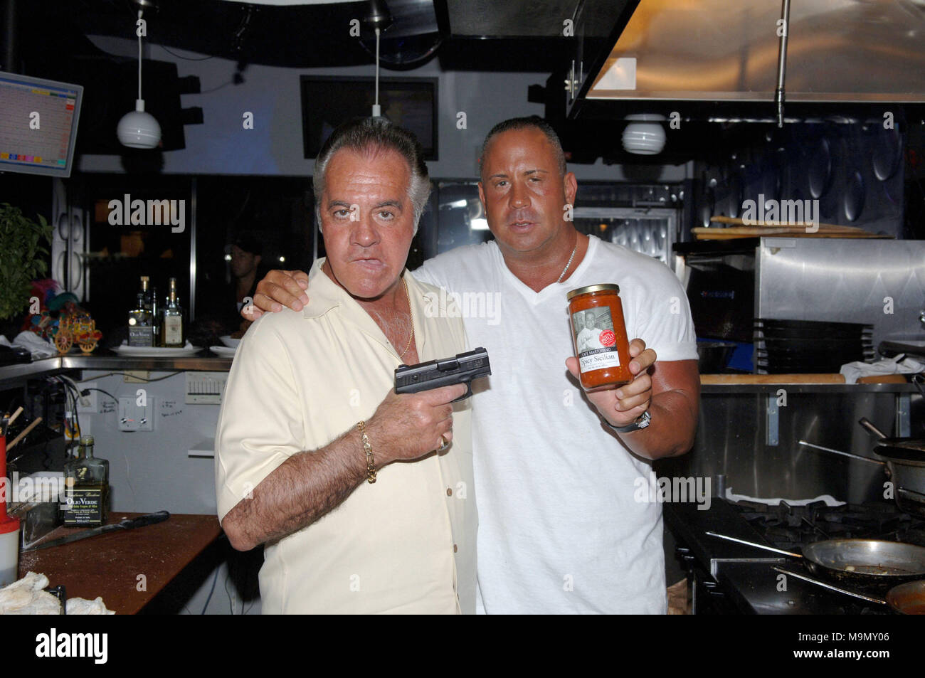 SMG   061007 Sopranos recap 53.JPG (COUVERTURE EXCLUSIVE) TOUTES PHOTOS PRISES 2005-2007 EN FLORIDE USA ( fichier photos) MIAMI BEACH - juin, 10, 2007 : Couverture exclusive (Les Sopranos) est une série télévisée américaine créée par David Chase et diffusées à l'origine sur le réseau HBO. Le spectacle s'articule autour de New Jersey mafia boss Tony Soprano et les difficultés auxquelles il fait face alors qu'il tente d'équilibrer les exigences souvent contradictoires de sa vie familiale et de l'organisation criminelle qu'il dirige. La série stars, entre autres, James Gandolfini, Lorraine Bracco, Edie Falco, et Michael Imperioli. Le s Banque D'Images