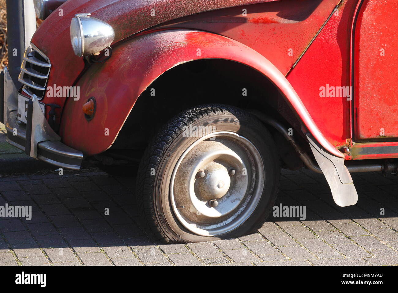Pneu à plat sur la voiture d'époque, Citroën 2CV Ente, Allemagne Photo  Stock - Alamy