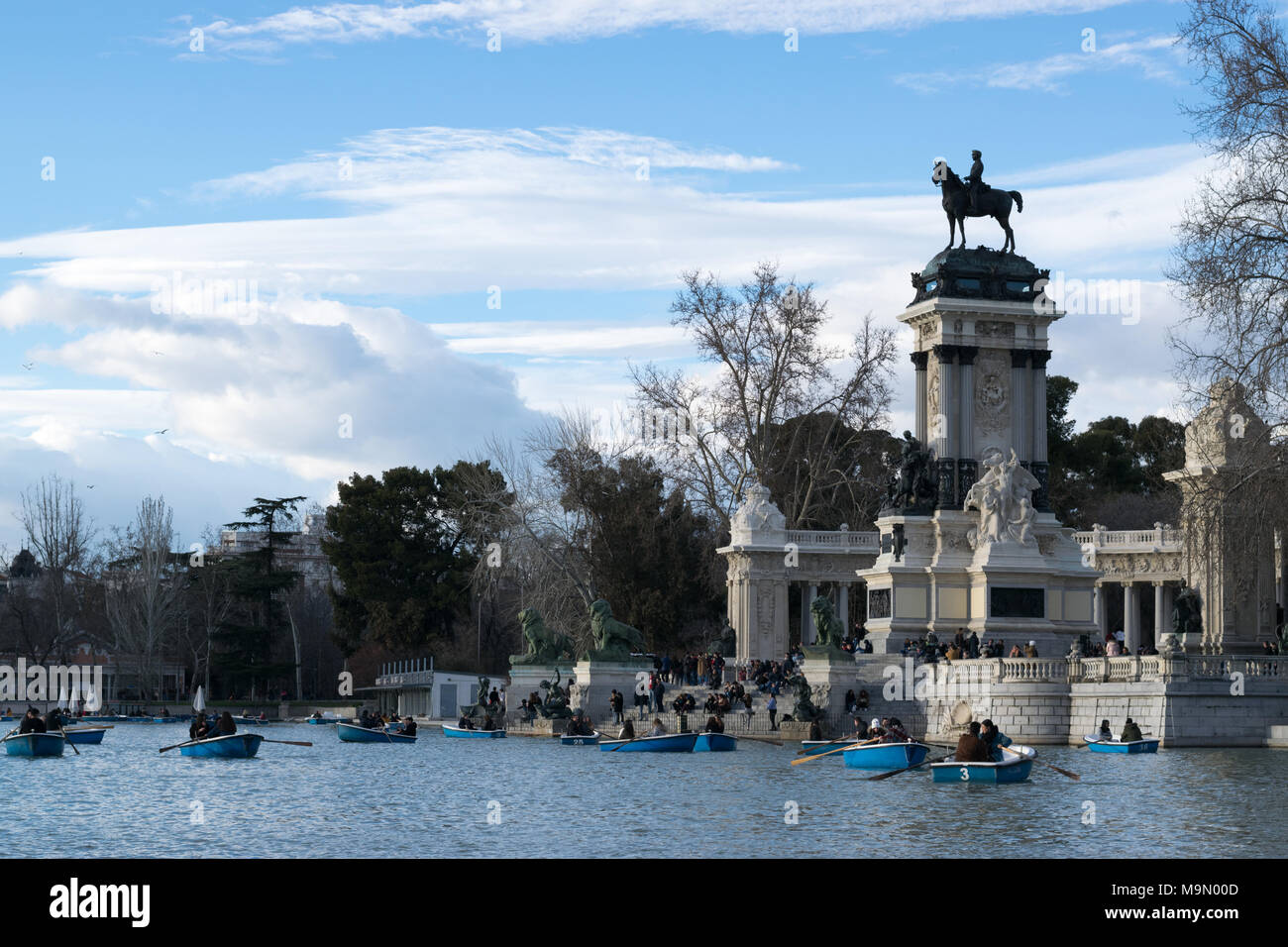 Les touristes en barques sur le lac dans le parc du Retiro, Madrid, Espagne, bénéficiant d'un temps parfait Banque D'Images