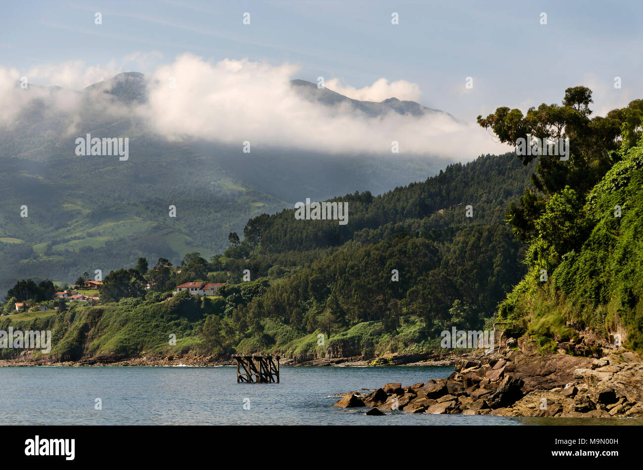 Paysage de Lastres,avec les montagnes et la mer Cantabrique, , dans le Nord de l'Espagne Banque D'Images