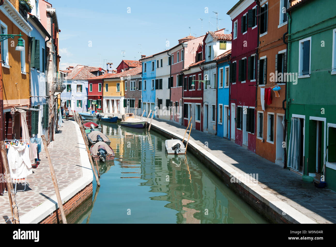 BURANO, Venise, Italie - 16 avril 2017 : vue sur le canal et ses maisons colorées dans une journée ensoleillée Banque D'Images