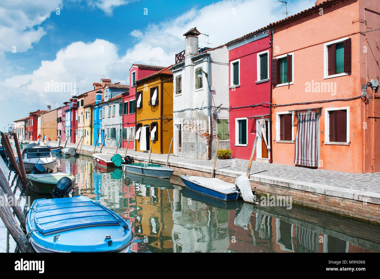 L'île de Burano, Venise, Italie, Europe - canal et maisons colorées belle vue Jour Banque D'Images