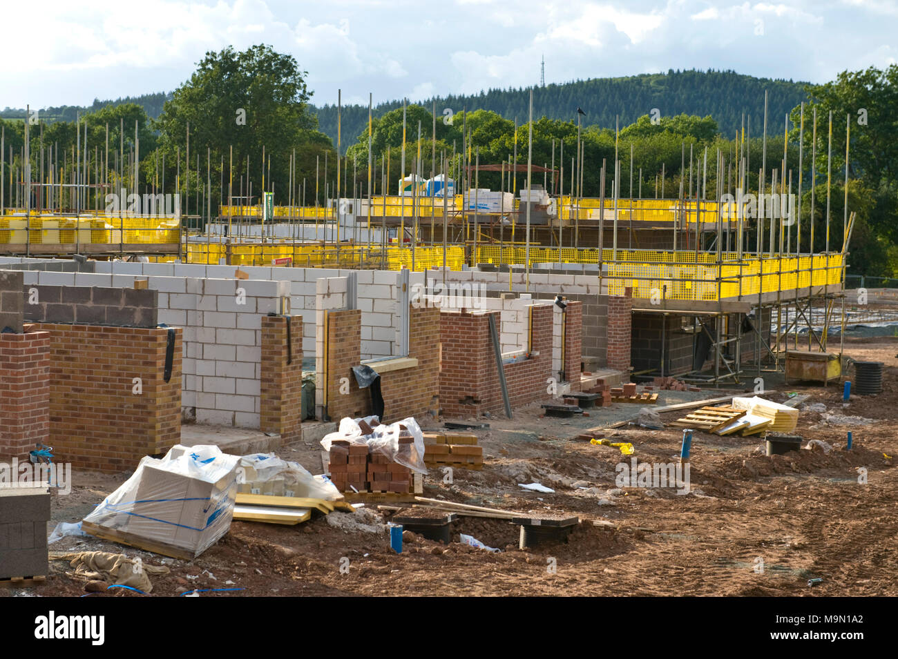 Maisons de retraite kaki lecteurs site maisons en construction sur un nouveau site à Hay on Wye Powys Pays de Galles UK Banque D'Images