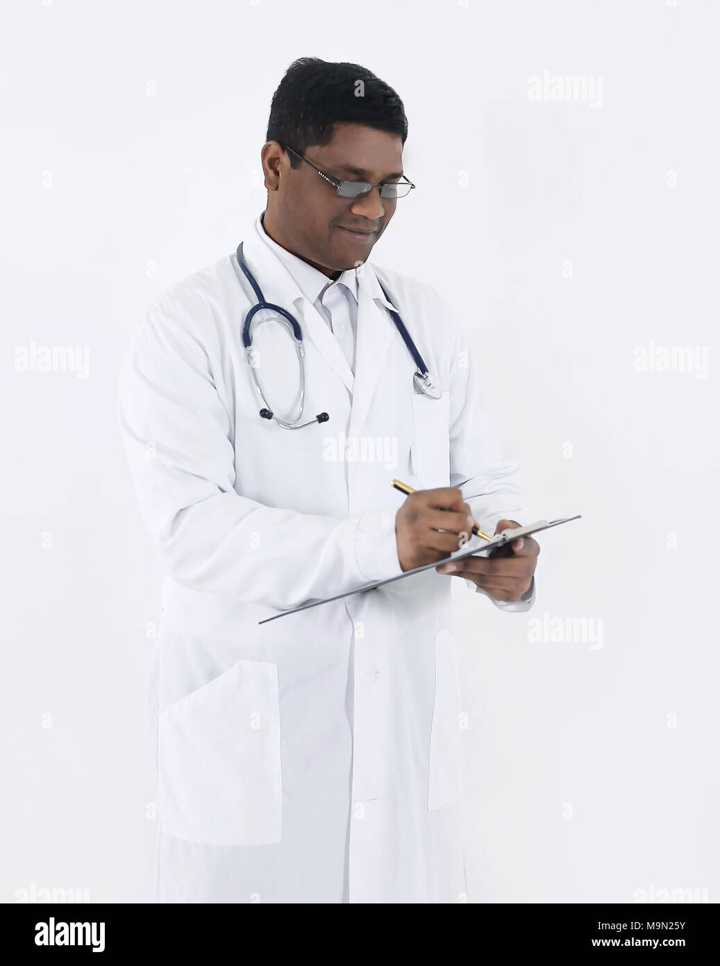 Médecin généraliste écrit une ordonnance.isolated on white Photo Stock -  Alamy