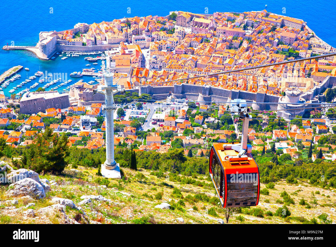 Vue panoramique de la vieille ville de Dubrovnik à partir de la colline, Croatie Banque D'Images