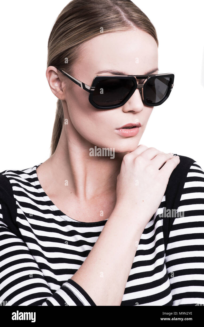 Jolie blonde woman in stripey haut portant des lunettes de soleil Banque D'Images