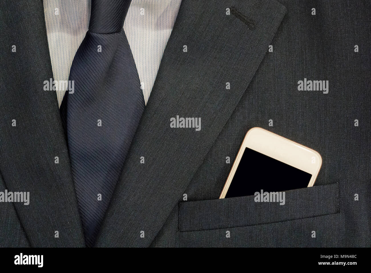 Les hommes d'affaires avec une poche du costume et cravate. Dans la poche  est un téléphone cellulaire. Un symbole de réussite et une prise de  décision rapide Photo Stock - Alamy