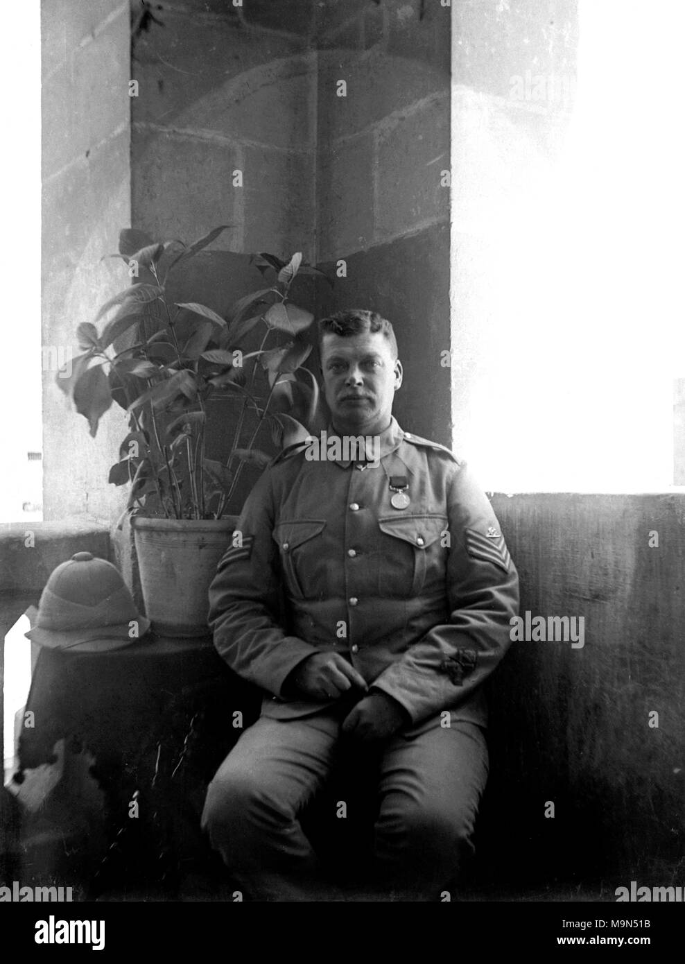 AJAXNETPHOTO. De 1914 à 1920. Emplacement inconnu. - PORTRAIT - le soldat de l'ARMÉE BRITANNIQUE QUI POSE EN UNIFORME POUR L'APPAREIL PHOTO. Photographe:Inconnu © COPYRIGHT DE L'IMAGE NUMÉRIQUE PHOTO VINTAGE AJAX AJAX BIBLIOTHÈQUE SOURCE : VINTAGE PHOTO LIBRARY COLLECTION REF:182303 07 Banque D'Images