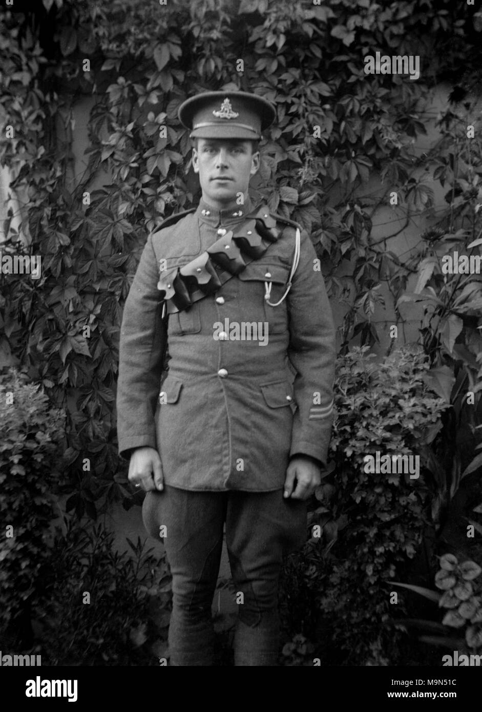 AJAXNETPHOTO. De 1914 à 1920. Emplacement inconnu. - PORTRAIT - le soldat de l'ARMÉE BRITANNIQUE QUI POSE EN UNIFORME POUR L'APPAREIL PHOTO. Photographe:Inconnu © COPYRIGHT DE L'IMAGE NUMÉRIQUE PHOTO VINTAGE AJAX AJAX BIBLIOTHÈQUE SOURCE : VINTAGE PHOTO LIBRARY COLLECTION REF:182303 04 Banque D'Images