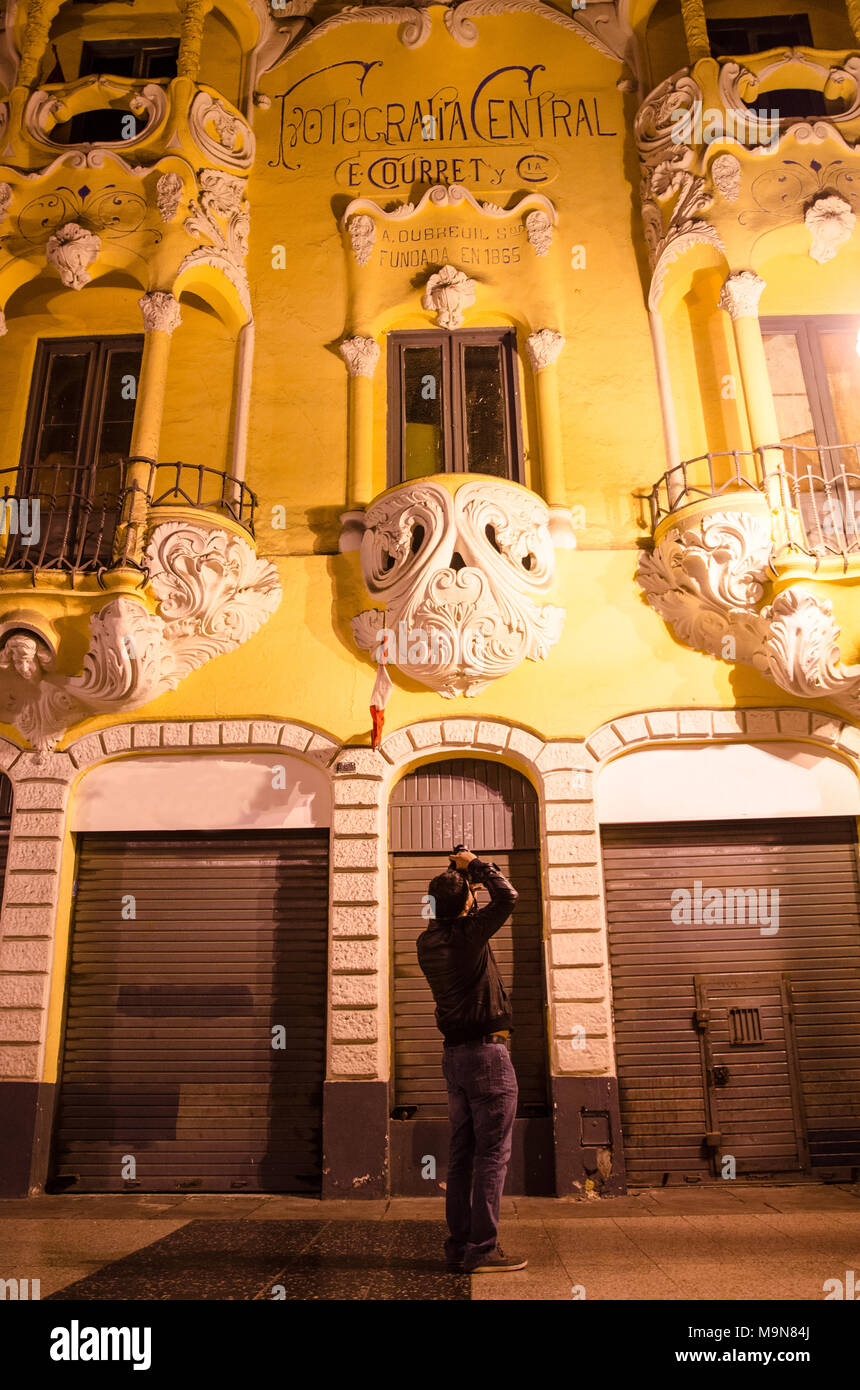 L'homme prenez des photos de nuit dans les rues du centre-ville de Lima - Pérou Banque D'Images