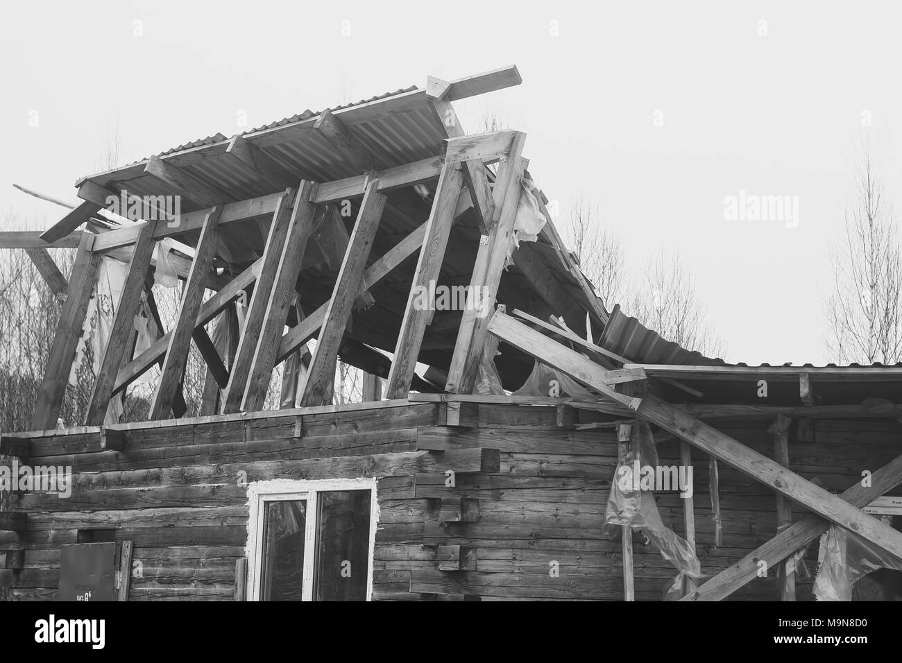 Novokuzneck, Russie - 29.04.2017 : Vieille maison avec toit en tuiles détruites Banque D'Images