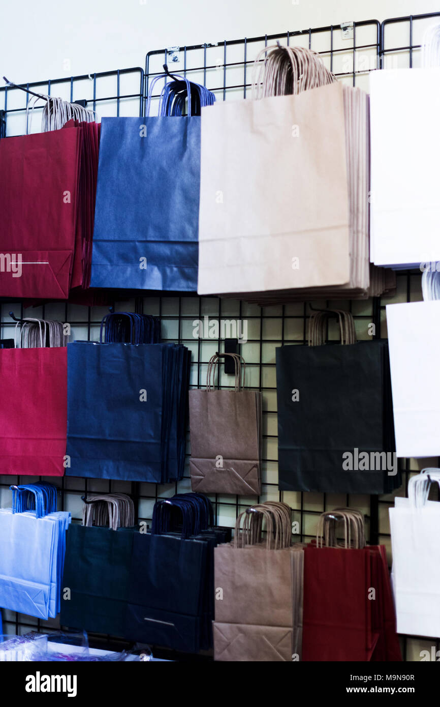 Gros paquets de papier est accroché sur le stand dans le magasin. Banque D'Images