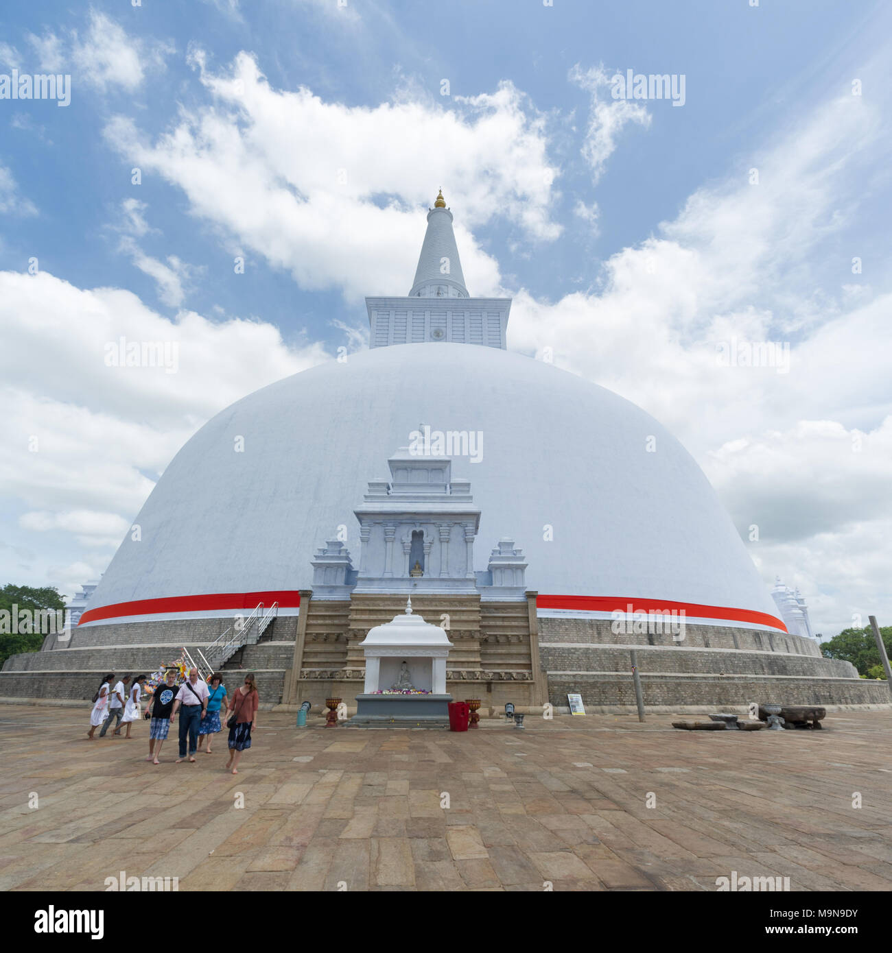 Anuradhapura, Sri Lanka - 2011 : Le Ruwanwelisaya est un stupa, une structure hémisphérique contenant des reliques Banque D'Images