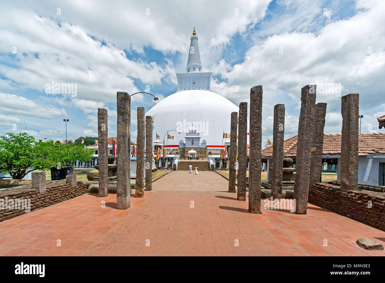 Anuradhapura, Sri Lanka - 2011 : Le Ruwanwelisaya est un stupa, une structure hémisphérique contenant des reliques Banque D'Images