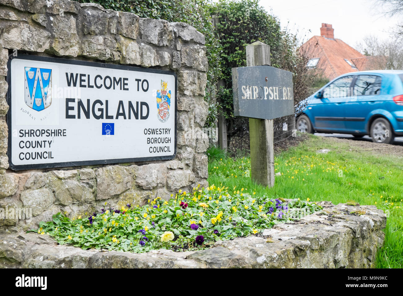 Bienvenue en Angleterre,langue,route,signer,à Llanymynech,village,sur,la frontière, entre le Shropshire, Angleterre,et,Powys Montgomeryshire,Pays de Galles,UK, Banque D'Images