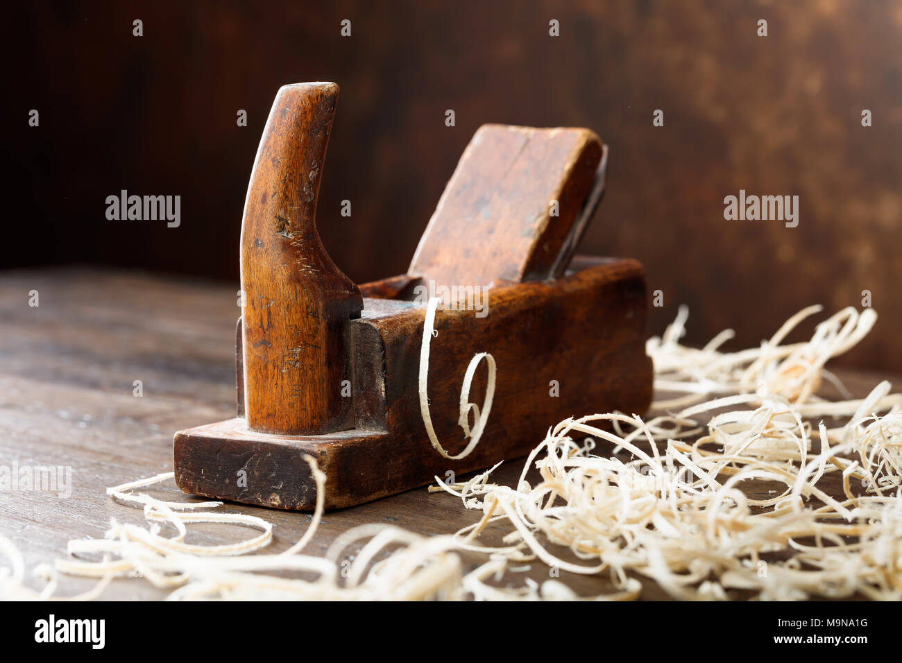 Vieux bois de charpente sur la table dans l'atelier. Banque D'Images