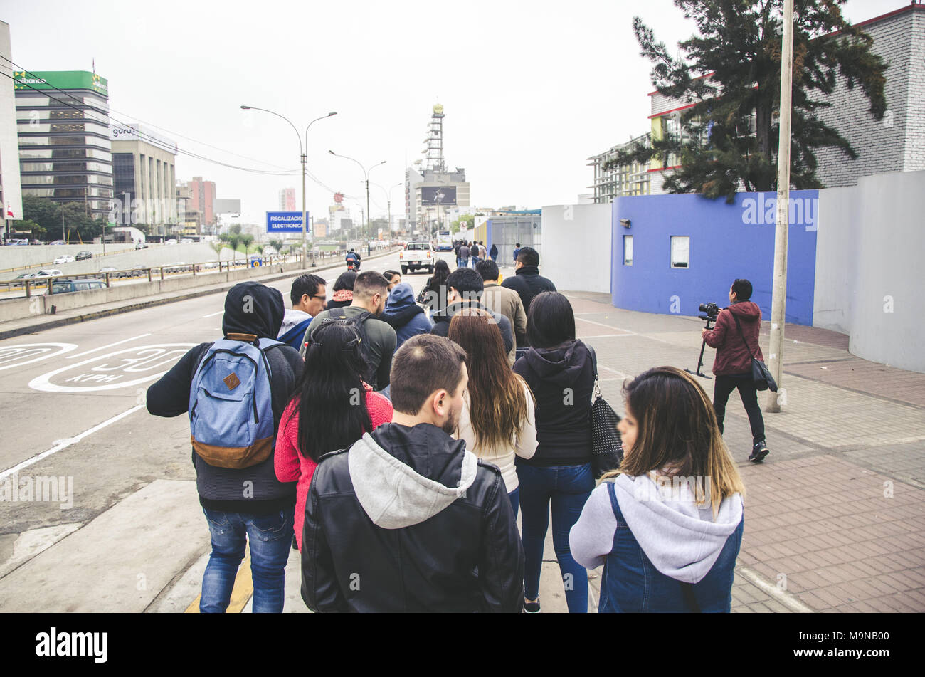 Les jeunes marcher le long du trottoir d'une avenue à Lima - Pérou Banque D'Images