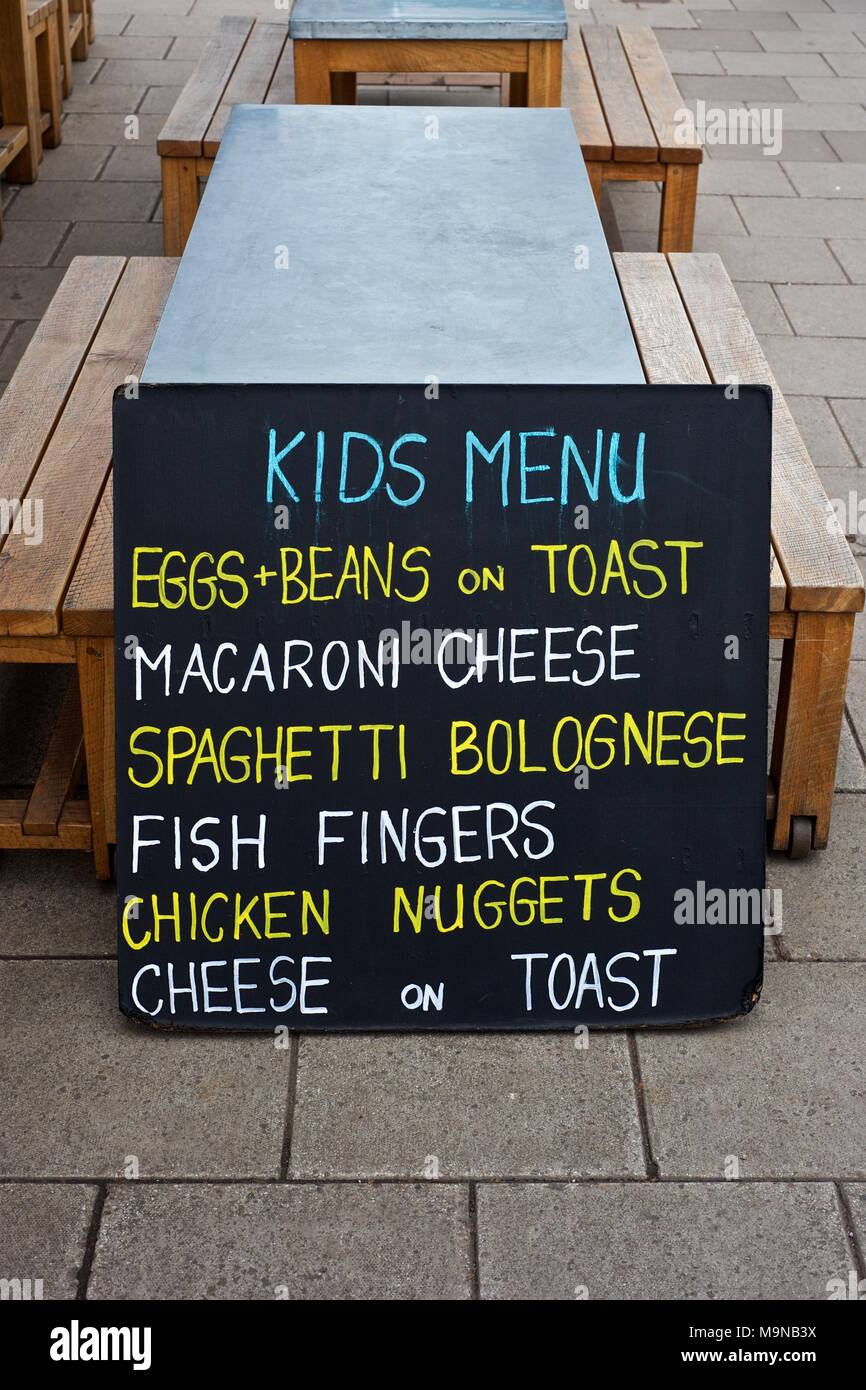 Menu enfant à l'extérieur du Conseil de restaurant à Chiswick, à l'ouest de Londres Banque D'Images Menu enfant à l'extérieur du Conseil de restaurant à Chiswick, à l'ouest de Londres Banque D'Images
