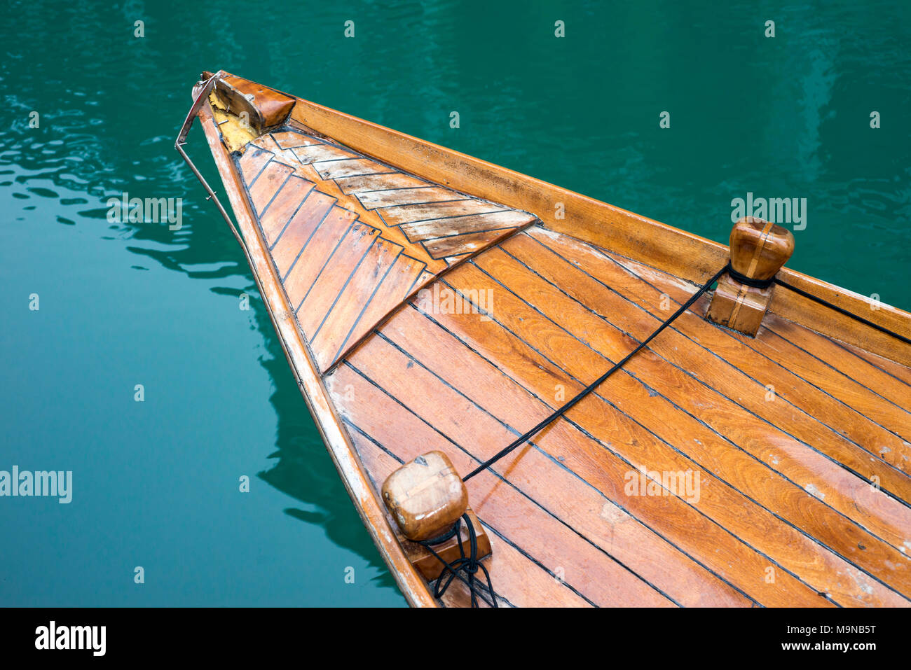 Nez de vieux bateau en bois à Venise, Italie Banque D'Images