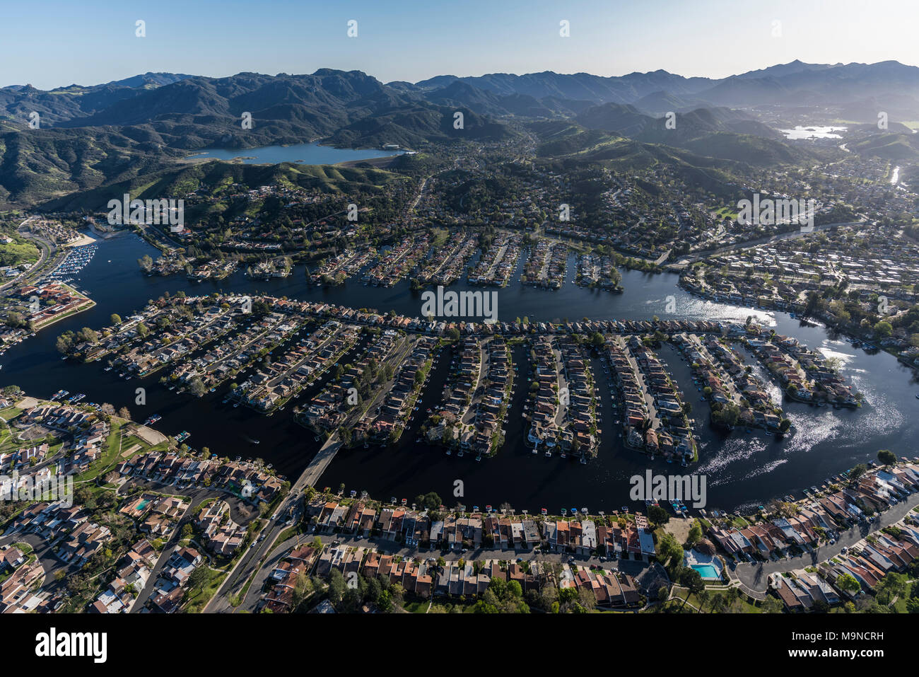 Vue aérienne de l'île de Westlake et le lac à Thousand Oaks et Westlake Village des collectivités du sud de la Californie. Banque D'Images