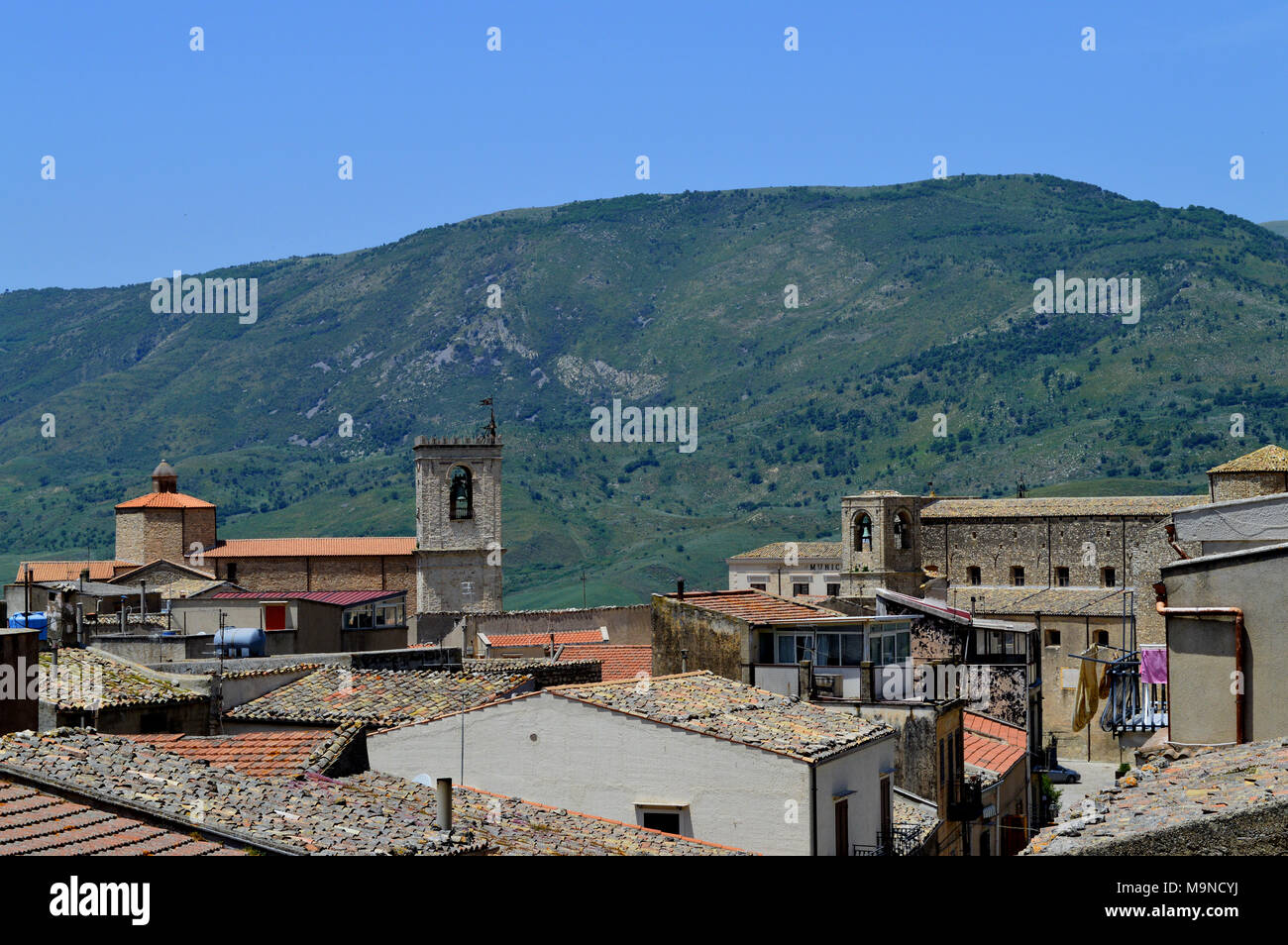 Vue sur Palazzo Adriano Sicani avec les montagnes en arrière-plan, Palerme, Sicile, Italie Banque D'Images