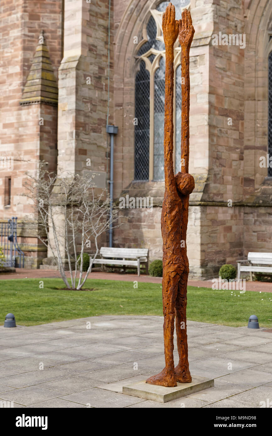 'Au-delà des limites de la sculpture en fer, acier inoxydable et résine par John O'Connor dans la Cathédrale Dame Jardin Arbour Banque D'Images