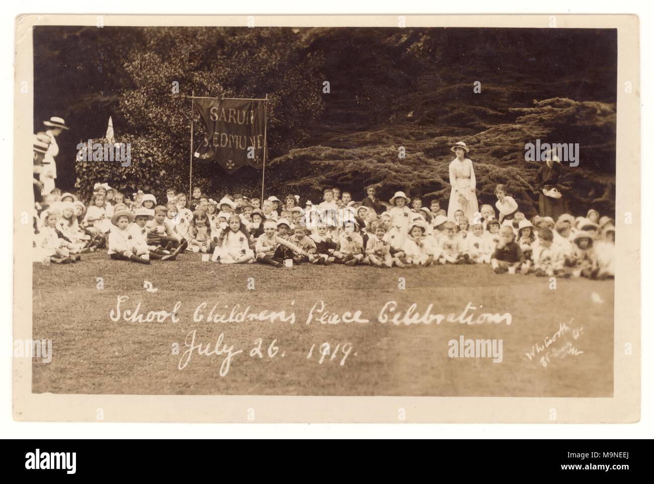 Carte postale originale de la première Guerre mondiale des célébrations de la paix pour enfants scolaires, 26 juillet 1919, pour célébrer la fin de la première Guerre mondiale. Sarum St. Edmund, Salisbury, Royaume-Uni Banque D'Images