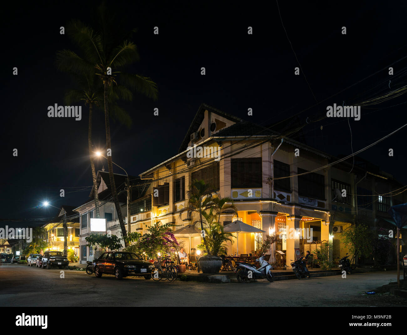 Vieux français maisons coloniales dans le centre de la ville de Kampot au Cambodge dans la nuit Banque D'Images