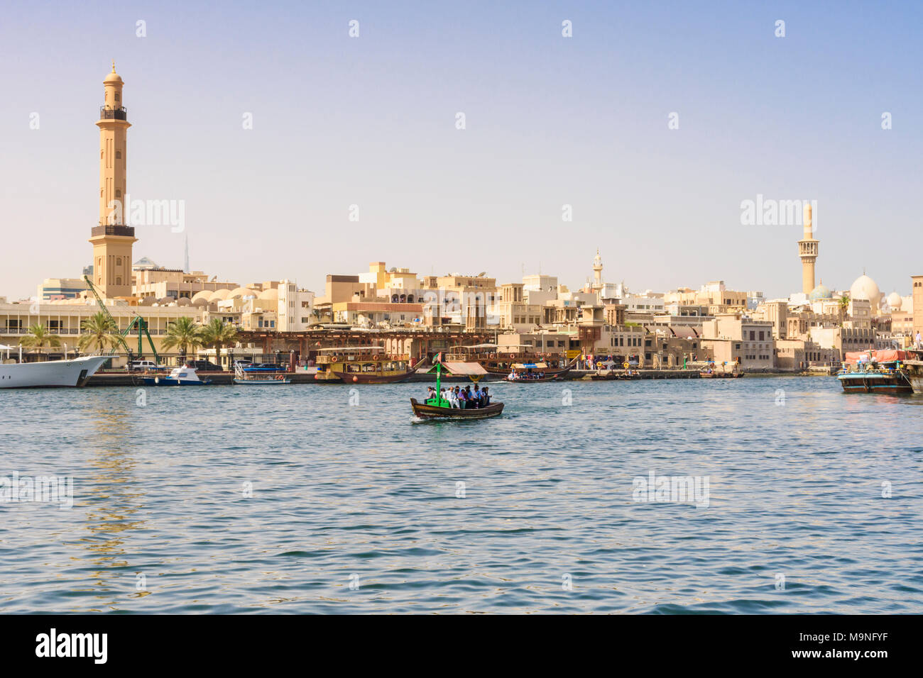 La crique de Dubaï abra bateau avec vue sur le minaret de la Grande Mosquée, la Crique de Dubaï, DUBAÏ, ÉMIRATS ARABES UNIS Banque D'Images