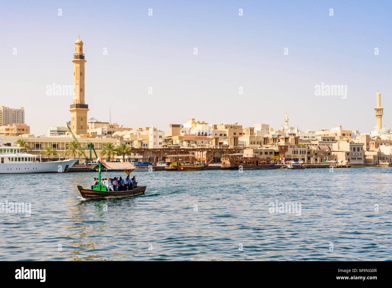La crique de Dubaï abra bateau avec vue sur le minaret de la Grande Mosquée, la Crique de Dubaï, DUBAÏ, ÉMIRATS ARABES UNIS Banque D'Images