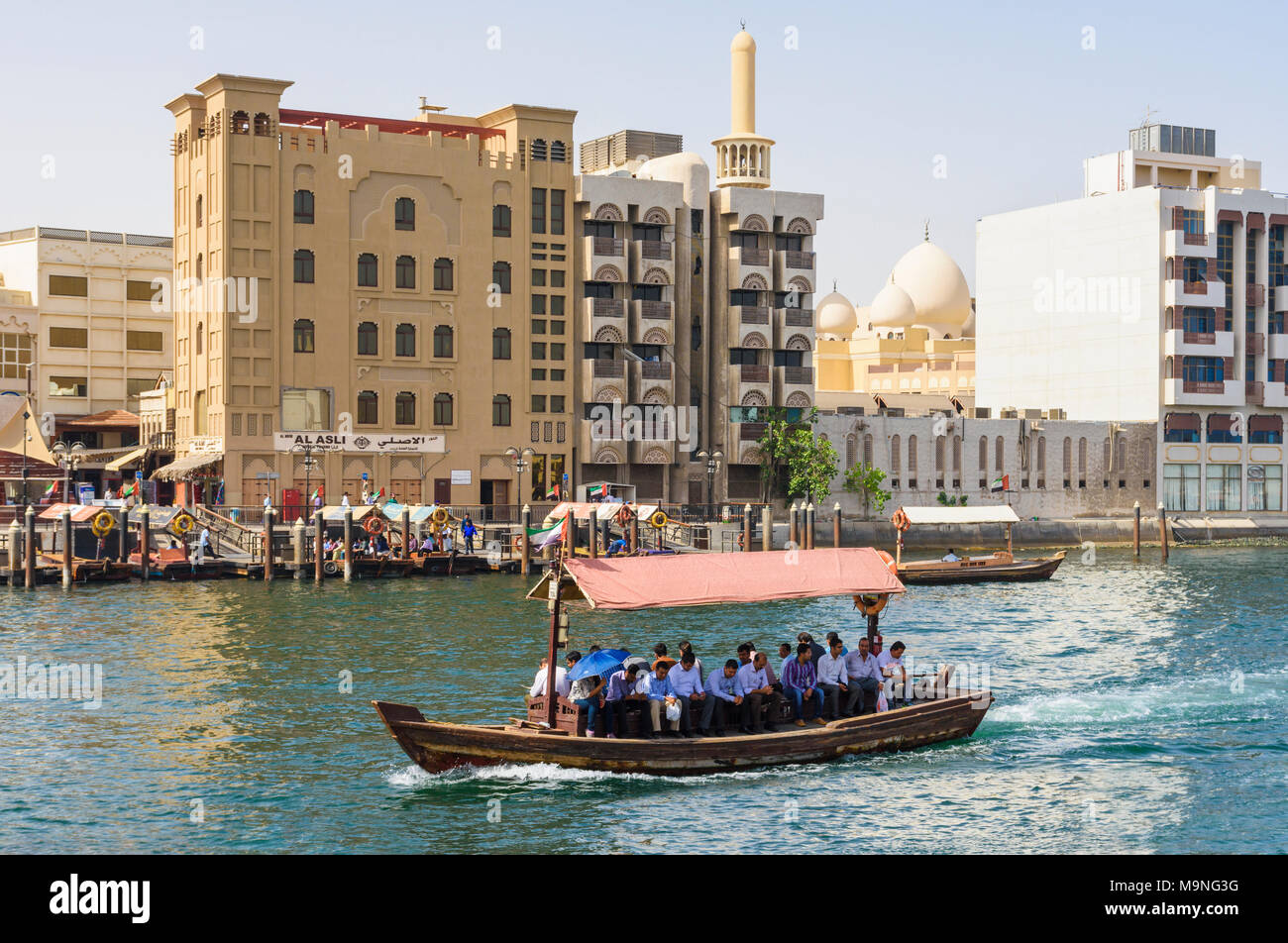 La crique de Dubaï abra bateau avec vue sur à Bur Dubai, Dubaï Creek, DUBAÏ, ÉMIRATS ARABES UNIS Banque D'Images